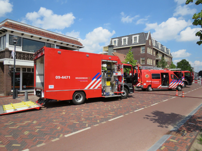 844115 Gezicht op enkele brandweervoertuigen, geparkeerd op de Meerndijk te De Meern (gemeente Utrecht), ter ...